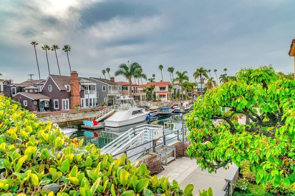 Long Beach paesaggio costiero quartiere con barche e banchine sul canale — Foto Stock