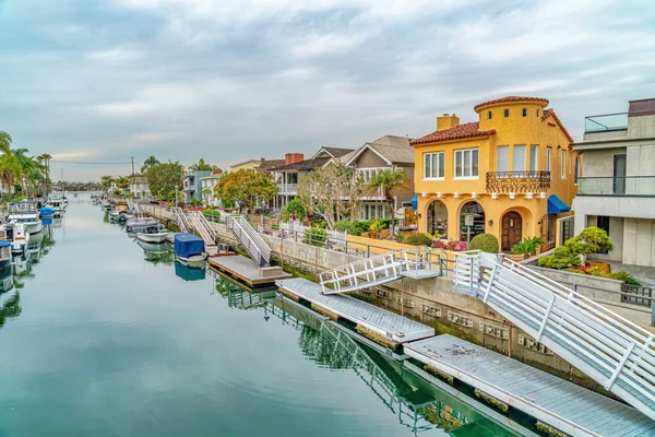 Schilderachtige gracht met boten en dokken langs wandelpaden en huizen in Long Beach — Stockfoto