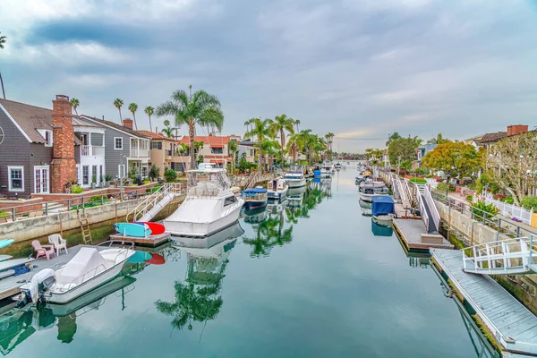 Resort als buurt in Long Beach met huizen langs kanaal met boten — Stockfoto