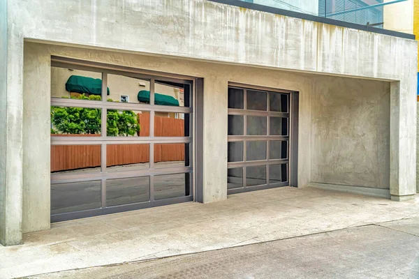 Se adjunta garaje para dos coches con puertas de vidrio en el exterior de la casa en Long Beach CA — Foto de Stock