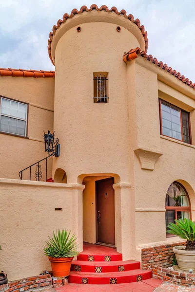 Linda fachada casa com torre no bairro de Long Beach Califórnia — Fotografia de Stock