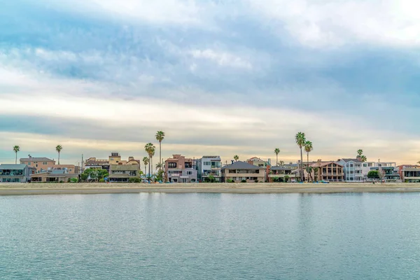 Paesaggio paesaggistico di quartiere costiero a Long Beach California contro cielo nuvoloso — Foto Stock