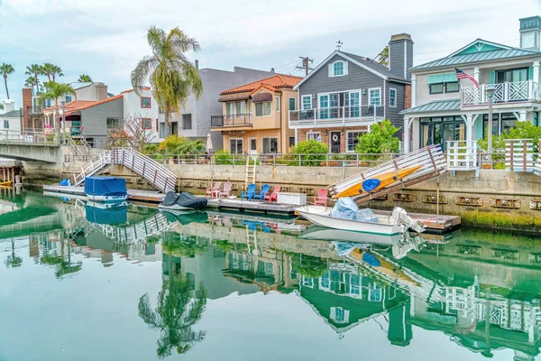 Resort als landschap op Long Beach buurt met grachten en huizen aan het water — Stockfoto