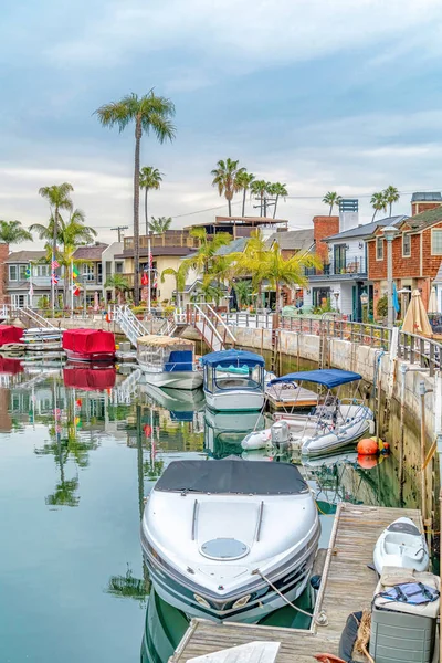 Kleine pleziervaartuigen aangemeerd aan het kanaal van het pittoreske Long Beach California — Stockfoto