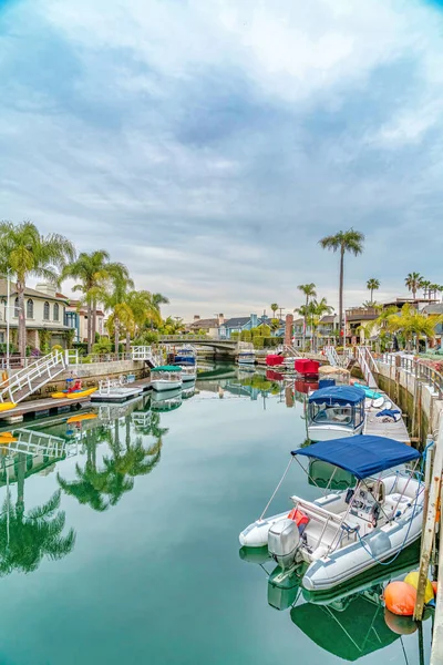 Boten aangemeerd op kanaal van een pittoreske buurt in Long Beach California — Stockfoto