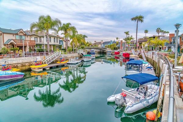 Kleine boten en boten met waterfietsen aan de kade van het kanaal in Long Beach California — Stockfoto