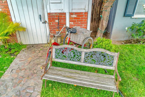 Alte Holzbank und Fahrrad auf dem vorderen Rasen des Hauses in Long Beach, Kalifornien — Stockfoto