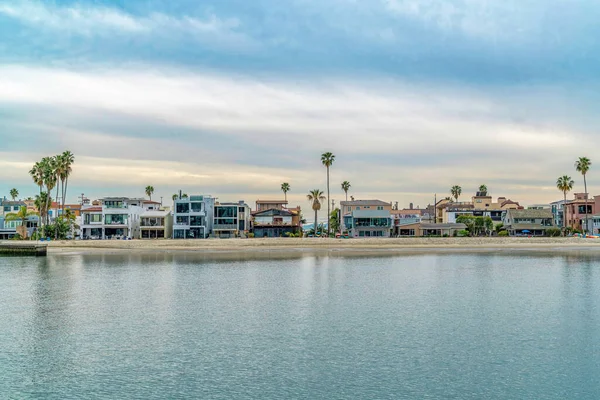 Mooie huizen voor een strand in de schilderachtige buurt van Long Beach CA — Stockfoto