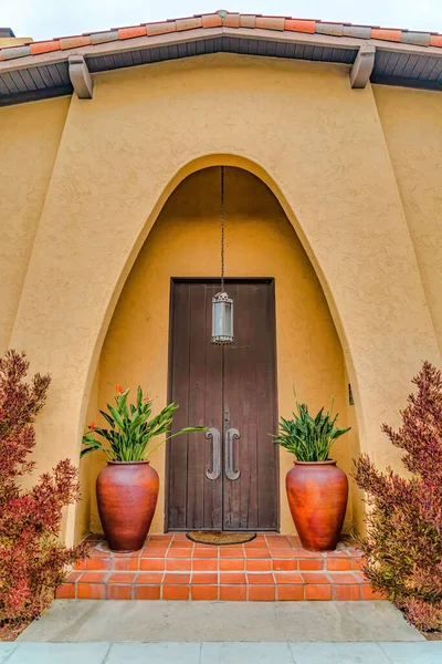 Casa en Long Beach California con entrada arqueada y puerta frontal de madera marrón — Foto de Stock