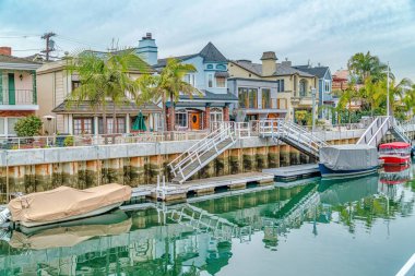 Long Beach California 'nın sahil kesimindeki bir kanalda tekne ve rıhtımlar.