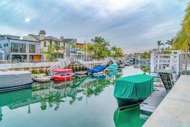 Tekne rıhtımından inen merdivenli kanal sahil mahallesi gibi.