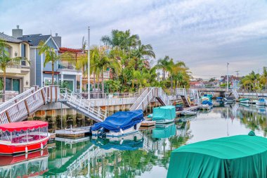 Long Beach 'in manzaralı mahallesindeki bir kanalın iskelesinden inen merdivenler.