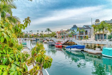 Long Beach California 'daki tekne ve rıhtımlarla muhteşem bir kanal manzarası.