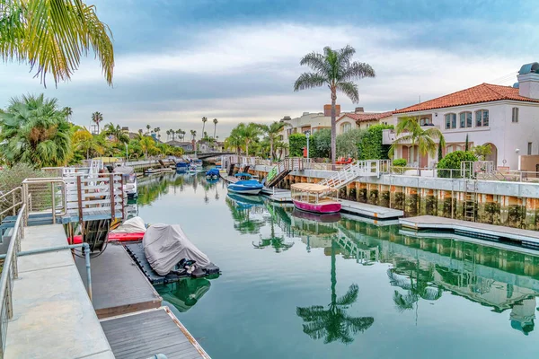 Mooie buurt in Long Beach met gracht en een resort achtige sfeer — Stockfoto