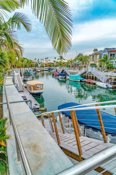 Barche sulle acque calme di un bellissimo canale con banchine e scale a Long Beach — Foto Stock