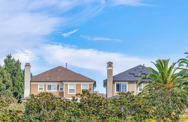 Casas vista exterior en la pintoresca ciudad costera de Huntington Beach California — Foto de Stock