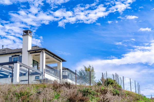 Schöne Häuser am Hang unter blauem Himmel mit Wolken in Huntington Beach CA — Stockfoto