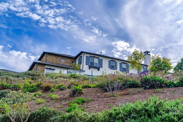 Casa en una pendiente contra las nubes y el cielo azul en Huntington Beach California — Foto de Stock