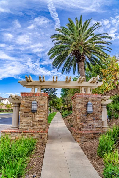 Percorso e cancello all'ingresso del quartiere di Huntington Beach California — Foto Stock