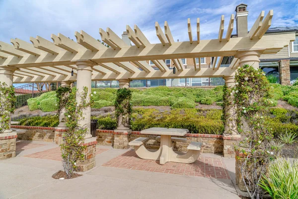 Sitzecke und Pergola mit Weinreben in Huntington Beach Kalifornien Nachbarschaft — Stockfoto