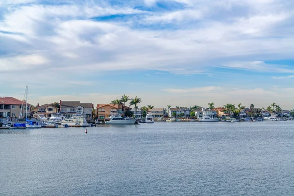 Scénický panoramatický výhled na moře s přístavem a domy v Huntington Beach CA — Stock fotografie