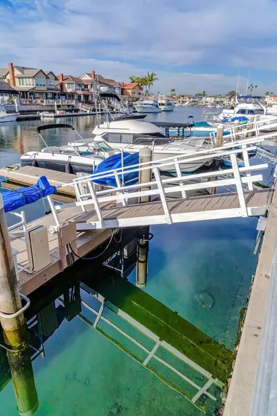 Båtar och yachter i hamnen i Huntington Beach California grannskapet — Stockfoto