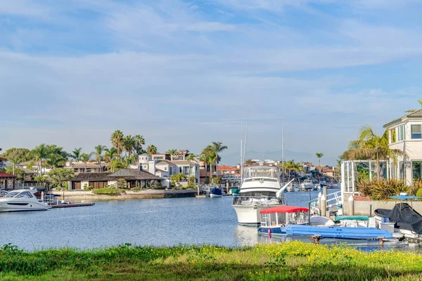 Kuststad in Huntington Beach Californië met huizen aan het water met boten — Stockfoto
