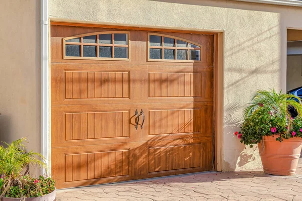 Puerta de garaje de madera acristalada marrón en Huntington Beach California — Foto de Stock