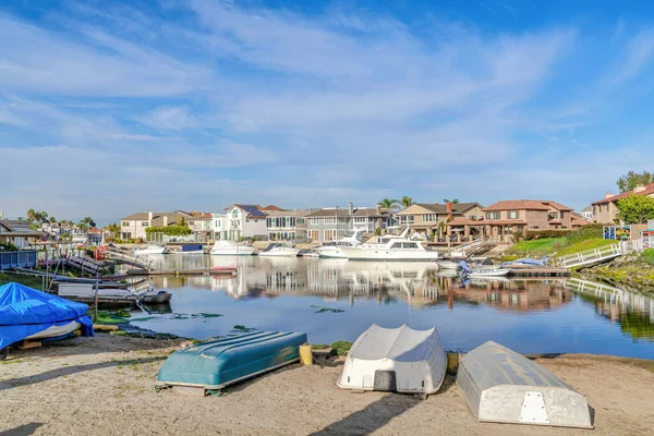 Huntington Beach California haven met zee landschappen en huizen aan het water — Stockfoto