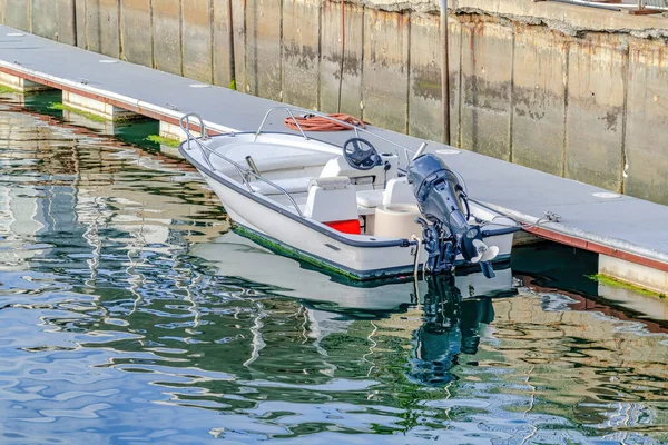 Båt dockad på porlande vatten vid hamnen i Huntington Beach Kalifornien — Stockfoto