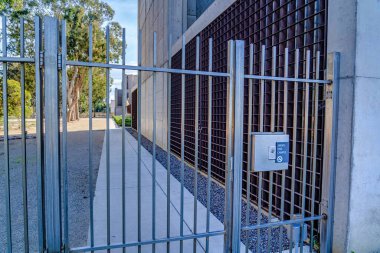 San Diego California 'da okul kampüsünün girişinde kapalı metal kapı.