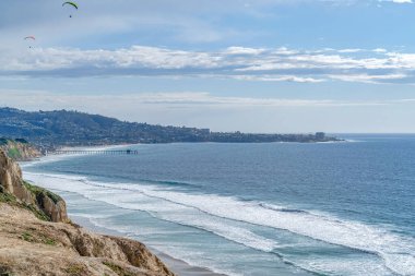 San Diego 'daki sakin sahilin huzurlu manzarası. Kaliforniya dik dağlarla çevrili.