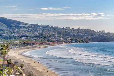 San Diego 'da sahile ve okyanusa bakan dağ evleri ve binalar.