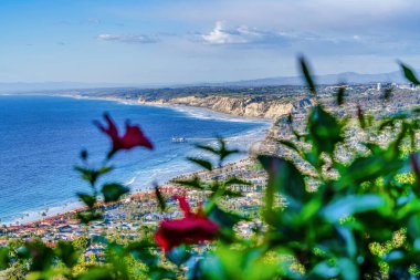 Okyanusun panoramik hava manzarası ve bulutlu gökyüzü San Diego California 'da.