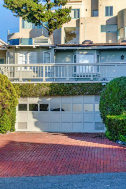 San Diego 'da pencere ve balkon camlı beyaz kapılı garajın üstünde.