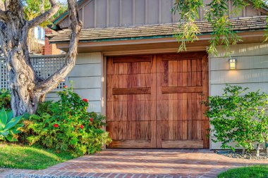 San Diego California 'da ahşap menteşeli kapısı ve gable çatısı olan garaj cephesi.