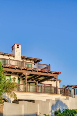 Evin dış görünüşü balkonlu ve bacalı San Diego CA 'da mavi gökyüzüne karşı.