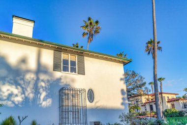San Diego California 'da mavi gökyüzüne karşı pencereleri ve ızgaraları olan bir ev.
