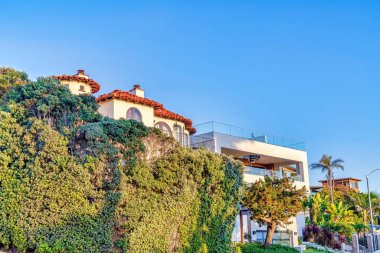 San Diego California 'da mavi gökyüzüne karşı bahçeli güzel bir ev.