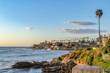 San Diego California 'da okyanusu sıkan kayalık arazideki rıhtım binaları