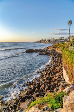 San Diego California 'da okyanusa kıyısı olan devasa kayalar ve liman arazileri