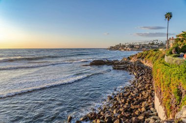 San Diego 'daki sakin okyanusun sınırındaki devasa kayalar ve binalar.