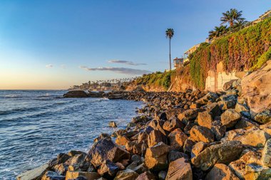 San Diego California 'da manzaralı okyanus kıyısında büyük kayalar ve karalar.