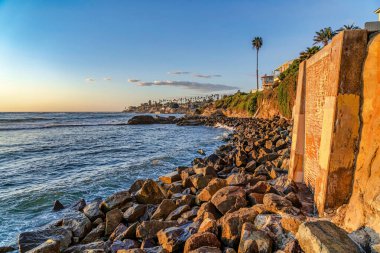 Okyanus dalgaları San Diego California sahilindeki kayalık kıyılara çarpıyor.