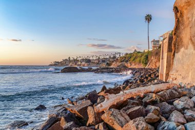 San Diego kıyıları. Kaliforniya okyanus manzaralı ve gün batımında ufuk.
