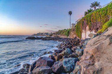Gün batımında San Diego 'da okyanus manzarası ve deniz manzaralı evler.