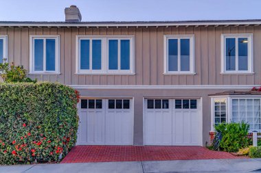 San Diego California cephesinde iki araba garajı ve penceresi olan bir ev.