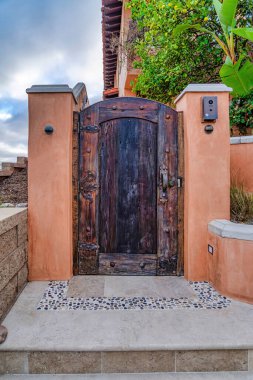 San Diego California 'da eski model kahverengi ahşap kapı giriş kapısı.