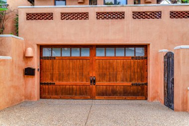 San Diego California 'da şeftali duvarına karşı garajın üstündeki balkonu olan ev.