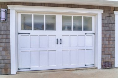 San Diego mahallesindeki garajın camları beyaz ahşap kapılı.